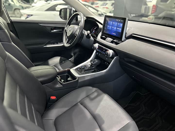 Фото 33 - Toyota RAV4