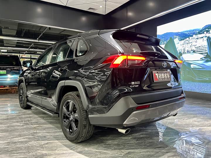 Фото 7 - Toyota RAV4