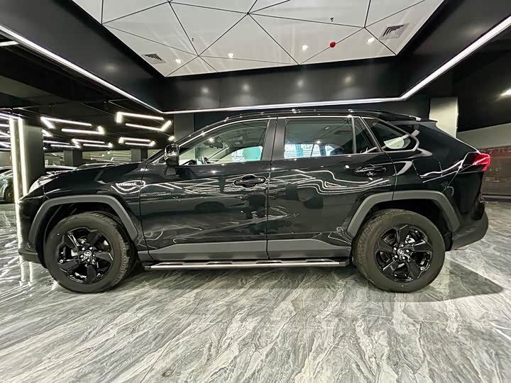 Фото 8 - Toyota RAV4