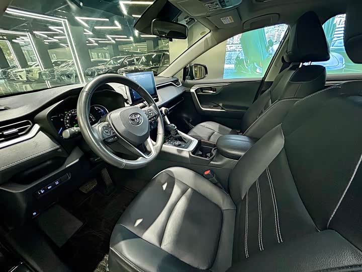 Фото 9 - Toyota RAV4