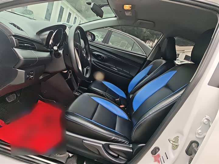 Фото 10 - Toyota Yaris L Hatchback