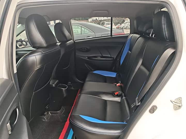 Фото 12 - Toyota Yaris L Hatchback