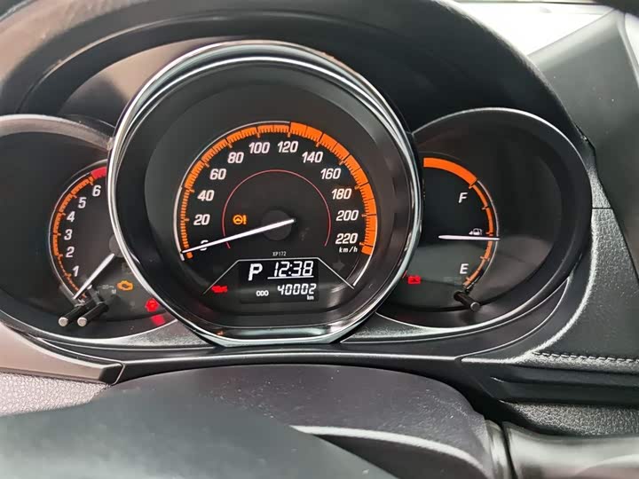 Фото 13 - Toyota Yaris L Hatchback