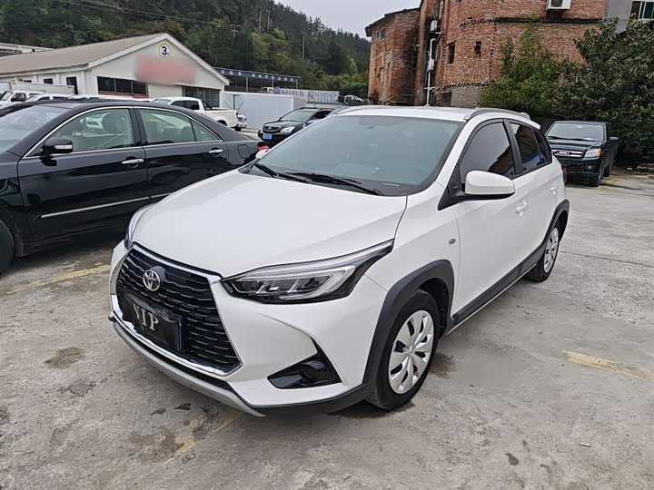 Фото 2 - Toyota Yaris L Hatchback