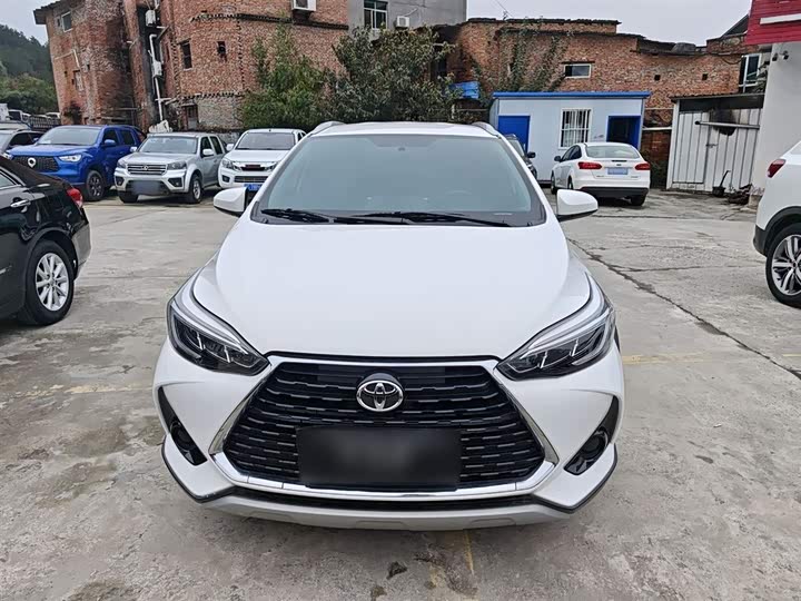 Фото 3 - Toyota Yaris L Hatchback