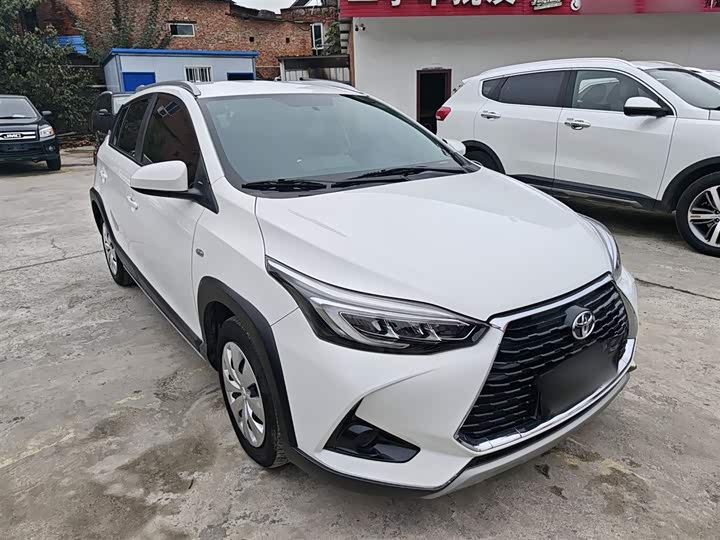 Фото 4 - Toyota Yaris L Hatchback