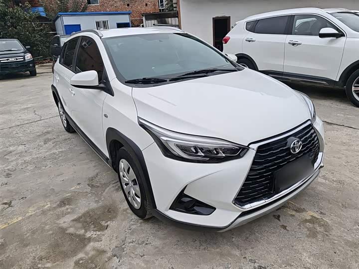 Фото 5 - Toyota Yaris L Hatchback