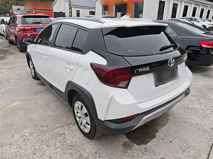 Фото 6 - Toyota Yaris L Hatchback