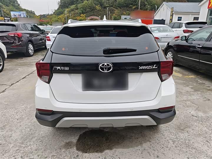 Фото 7 - Toyota Yaris L Hatchback