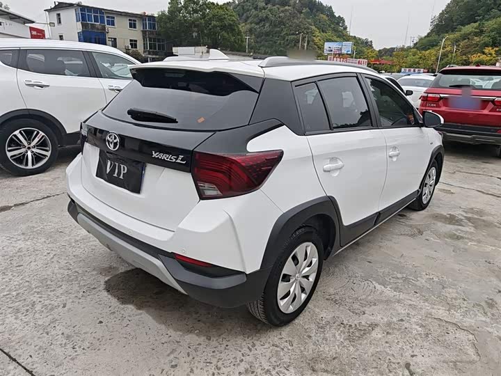 Фото 8 - Toyota Yaris L Hatchback