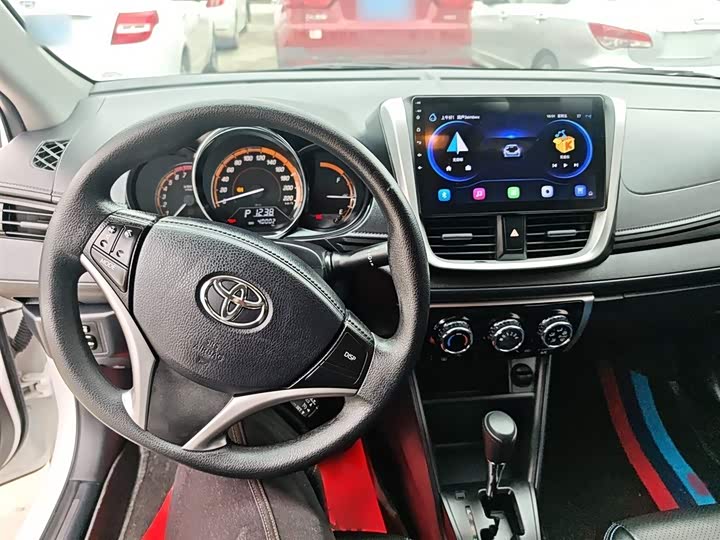 Фото 9 - Toyota Yaris L Hatchback