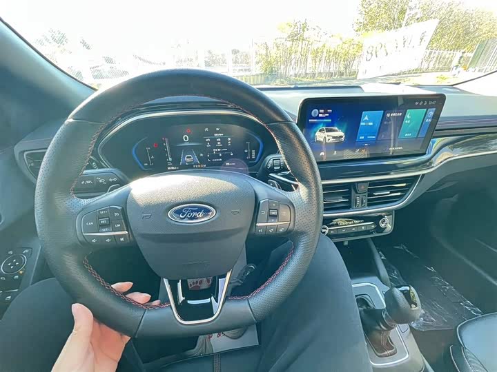 Фото 15 - Ford Focus