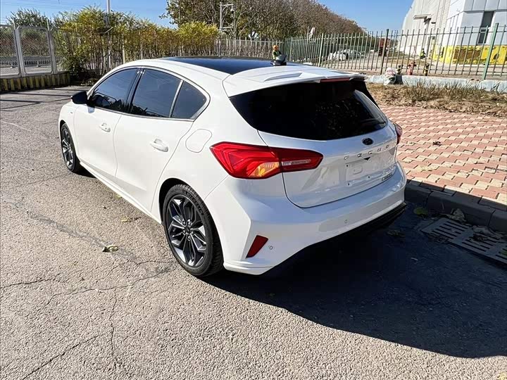 Фото 6 - Ford Focus