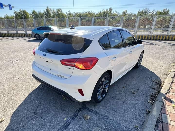 Фото 8 - Ford Focus