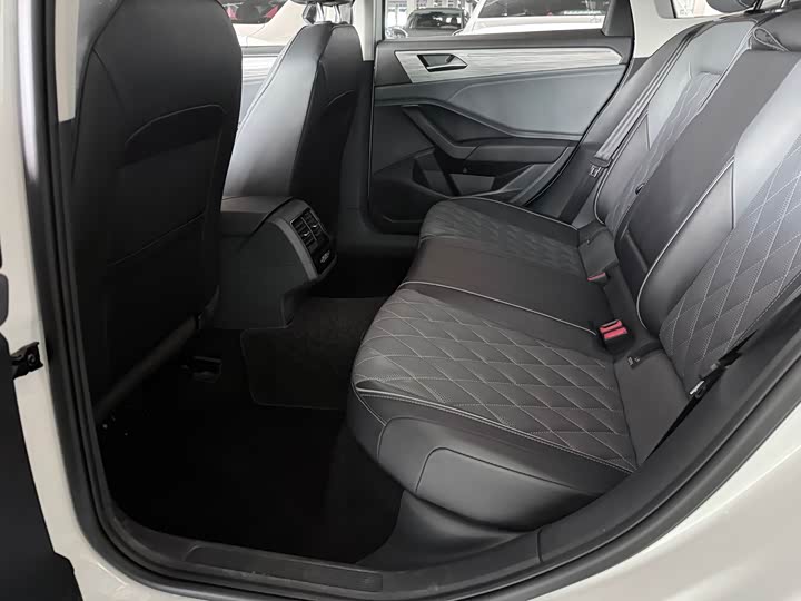 Фото 10 - Volkswagen Sagitar L