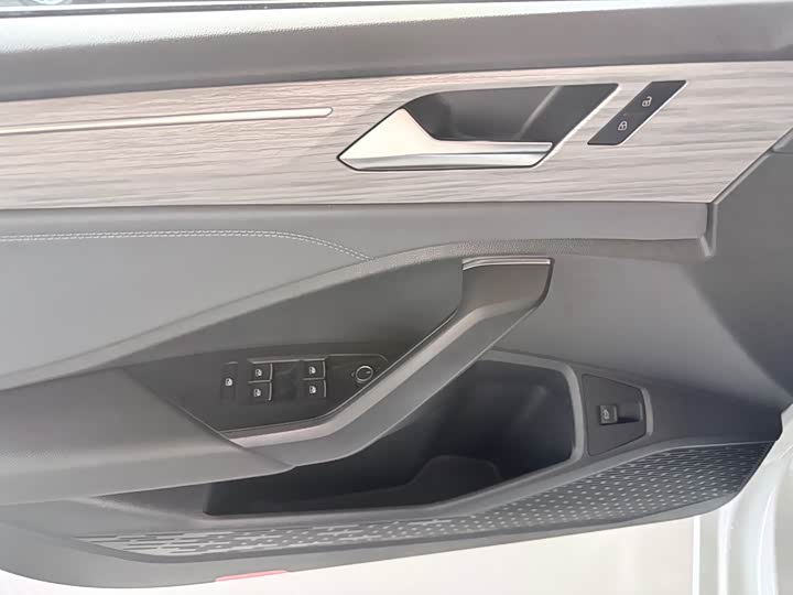 Фото 9 - Volkswagen Sagitar L