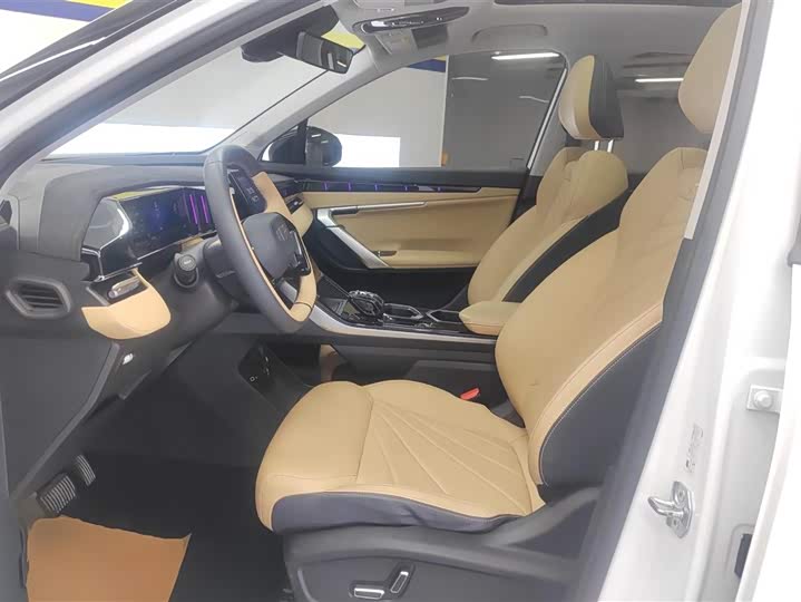 Фото 16 - Geely Atlas L