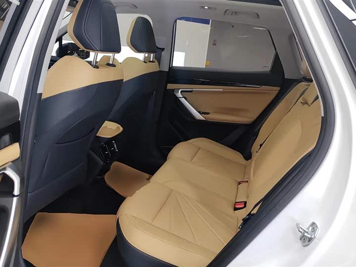 Фото 18 - Geely Atlas L