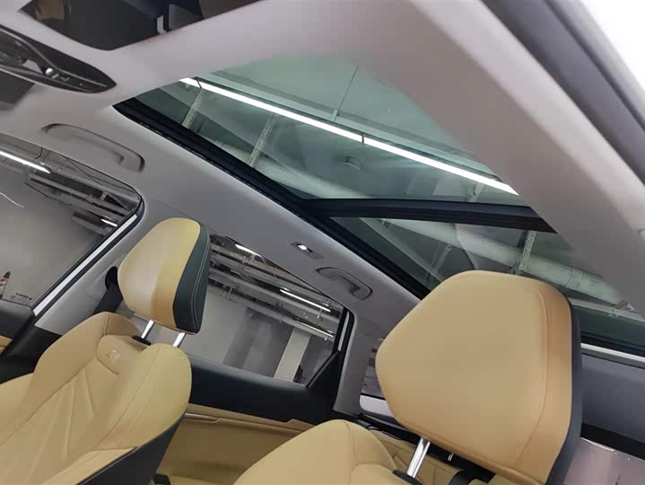 Фото 19 - Geely Atlas L