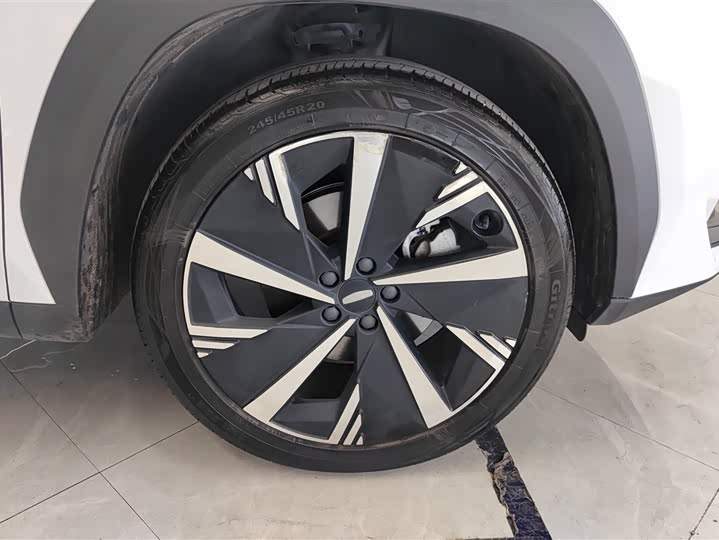 Фото 22 - Geely Atlas L