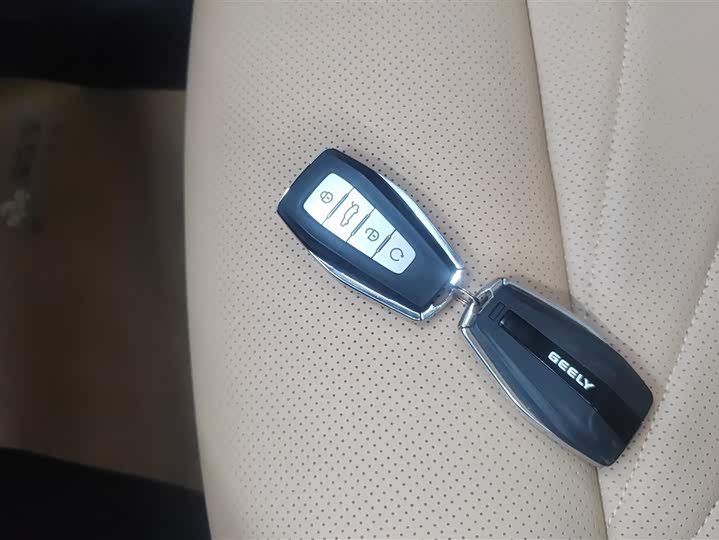 Фото 9 - Geely Atlas L