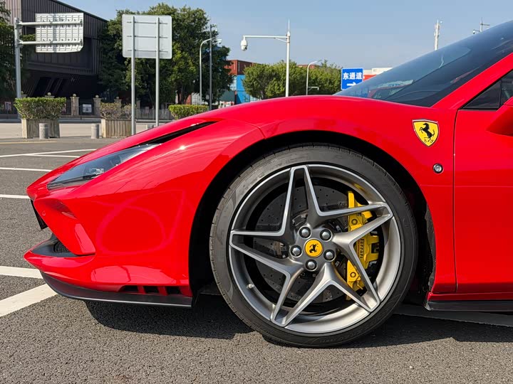 Фото 9 - Ferrari F8