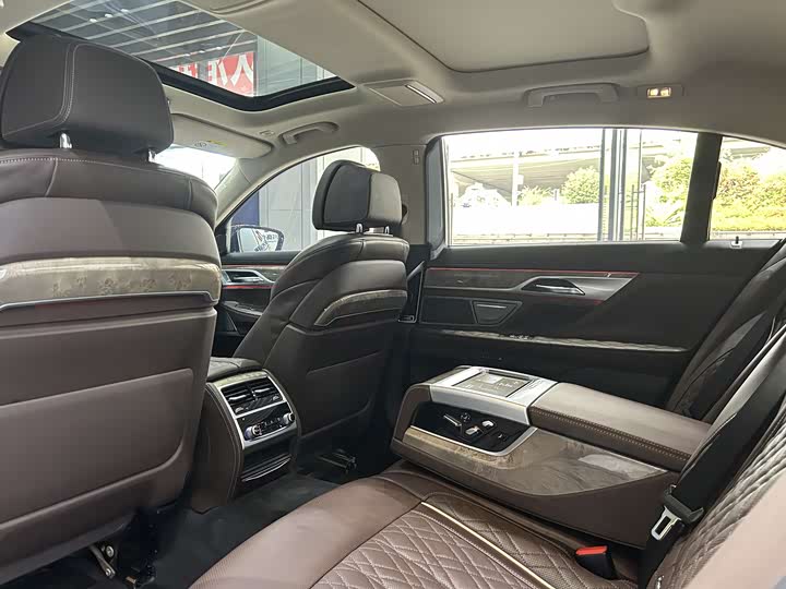 Фото 5 - BMW 7 Series