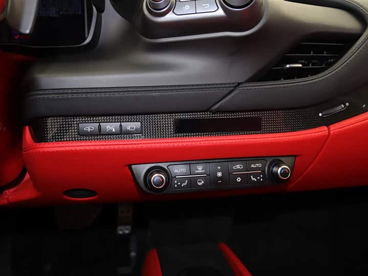 Фото 10 - Ferrari F8