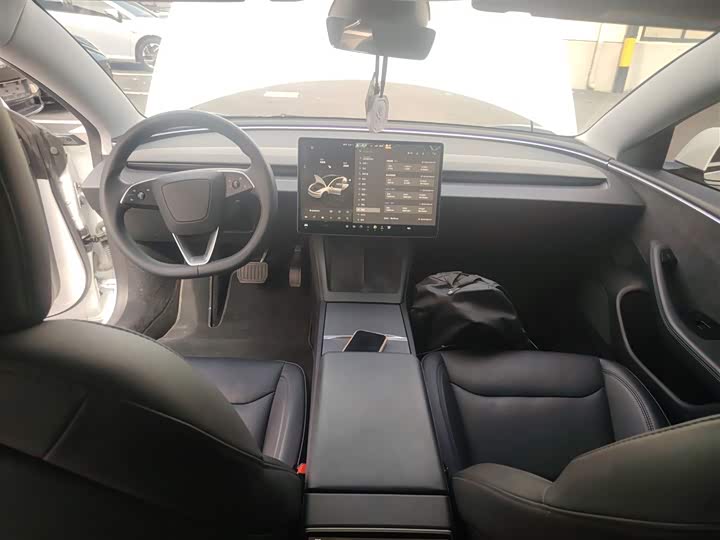 Фото 10 - Tesla Model 3