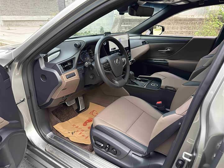 Фото 13 - Lexus ES