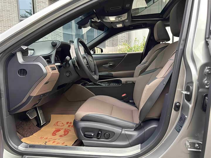 Фото 15 - Lexus ES