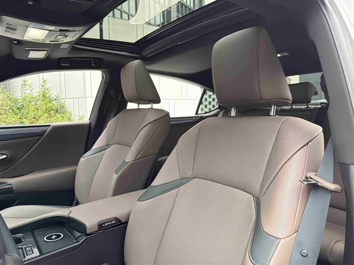 Фото 16 - Lexus ES