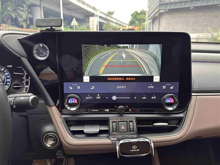 Фото 17 - Lexus ES