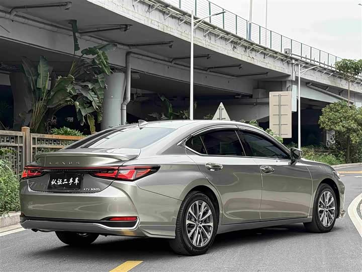 Фото 22 - Lexus ES