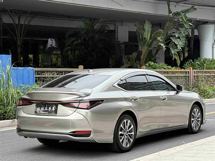 Фото 4 - Lexus ES