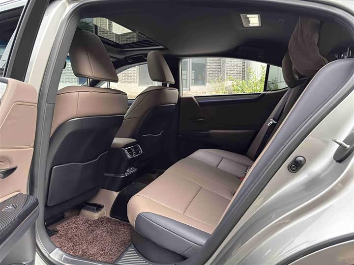 Фото 6 - Lexus ES