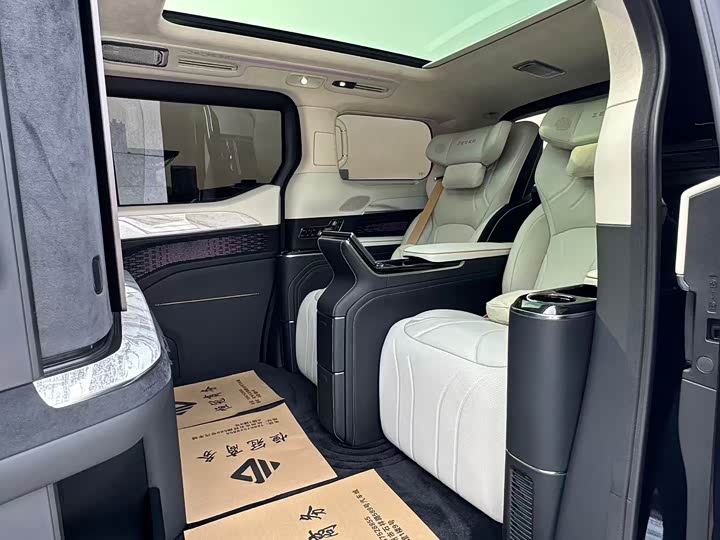 Фото 12 - Zeekr 009