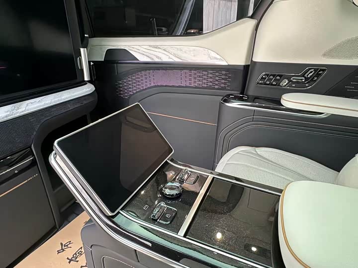 Фото 13 - Zeekr 009