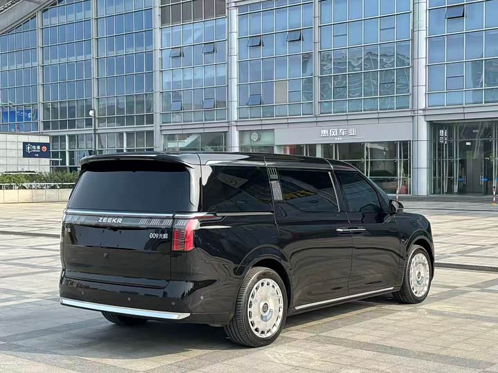 Фото 6 - Zeekr 009