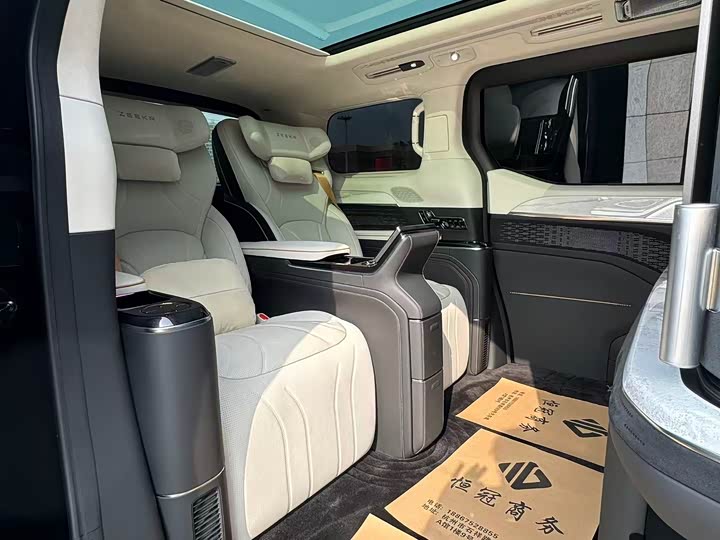 Фото 9 - Zeekr 009