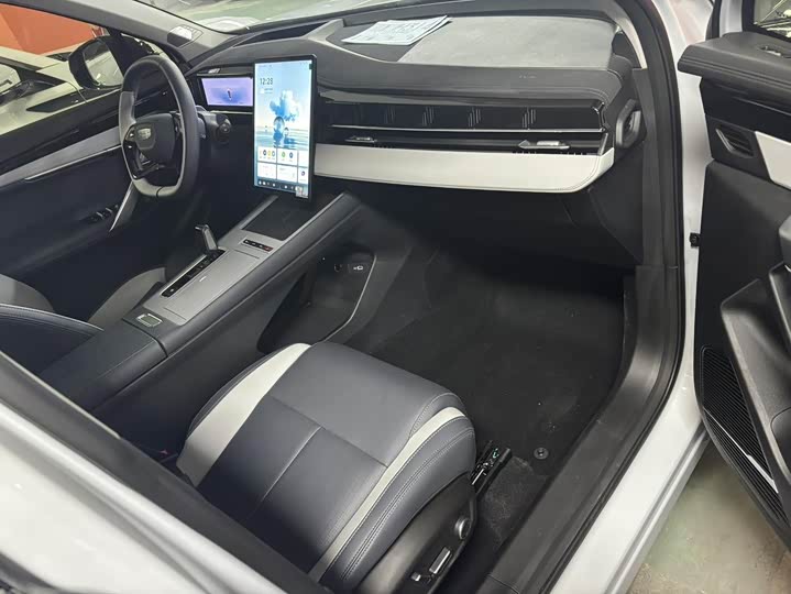 Фото 3 - Geely Atlas L