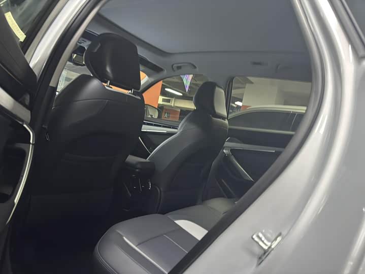 Фото 4 - Geely Atlas L