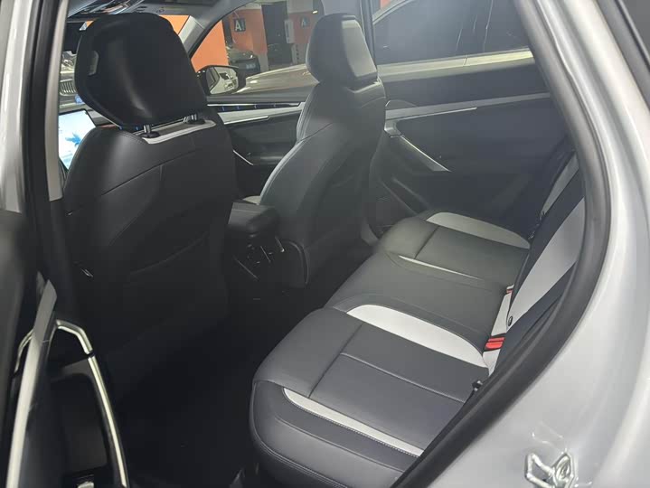 Фото 6 - Geely Atlas L