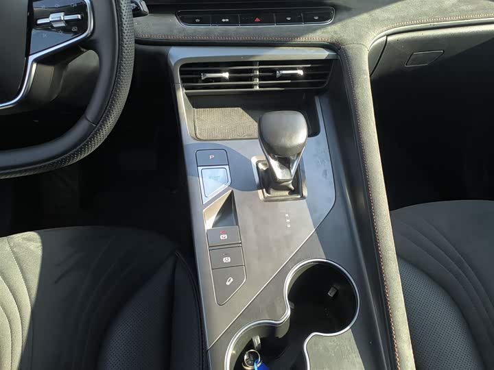 Фото 14 - Roewe D5X DMH