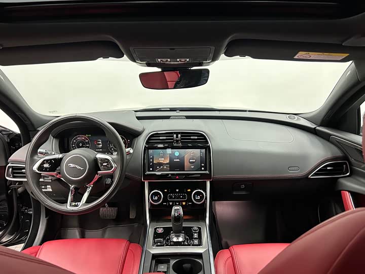 Фото 10 - Jaguar XE L