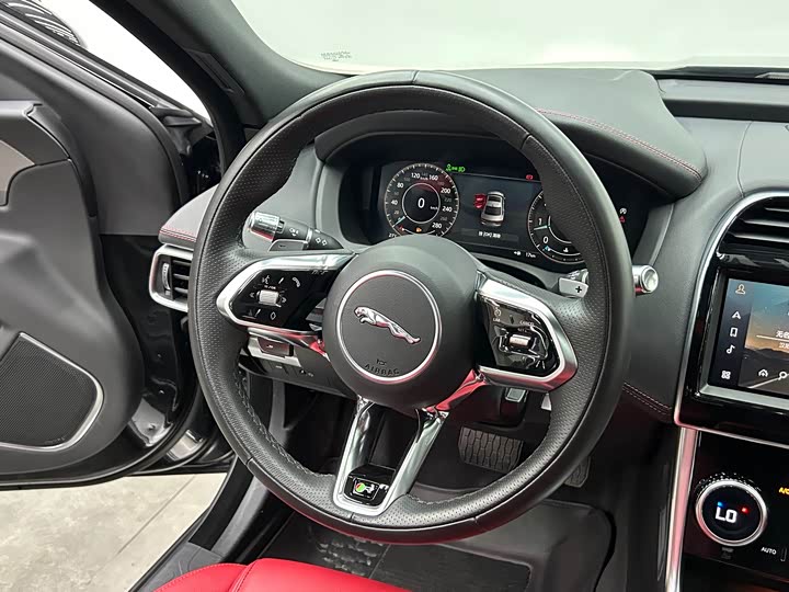 Фото 13 - Jaguar XE L