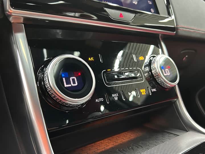 Фото 16 - Jaguar XE L