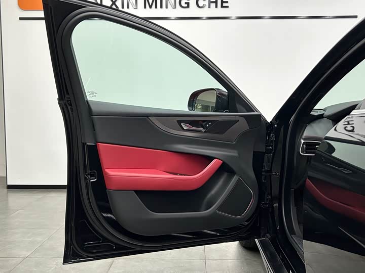 Фото 6 - Jaguar XE L