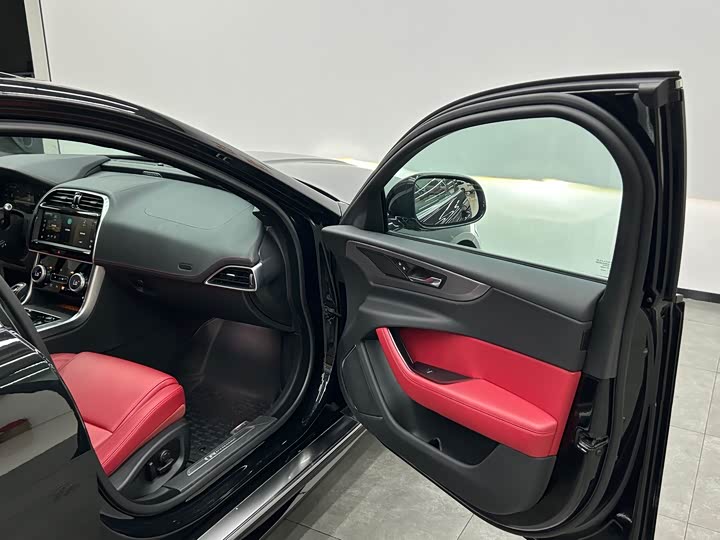 Фото 7 - Jaguar XE L