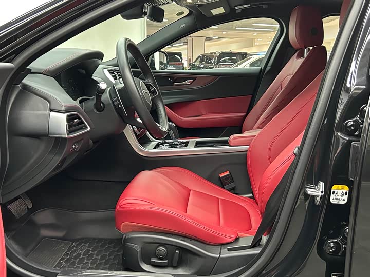 Фото 8 - Jaguar XE L